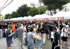 Việt Nams booth draws crowds at Seoul world food festival