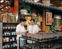 Bát Tràng pottery village preserves heritage in digital age


