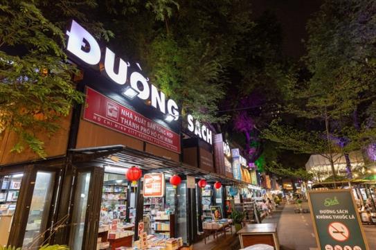 HCM City Book Street nurtures reading culture in digital age