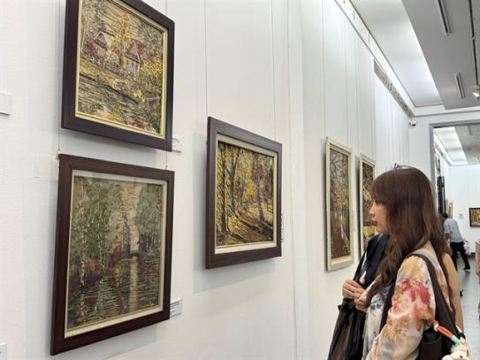 Artist turns over a new leaf in art milestone