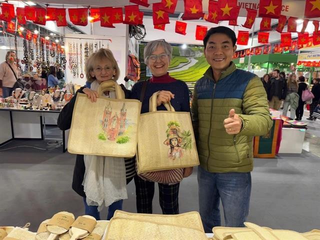 Sponge to splendour: Y Êlis loofah art