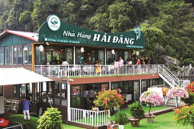 Dining by picturesque Hòa Bình lake