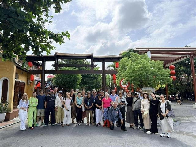 International, Vietnamese artists exchange art creations