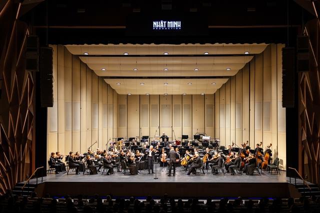Russian maestro Sladkovsky takes Hà Nộis classical audience by an indoor rockstorm