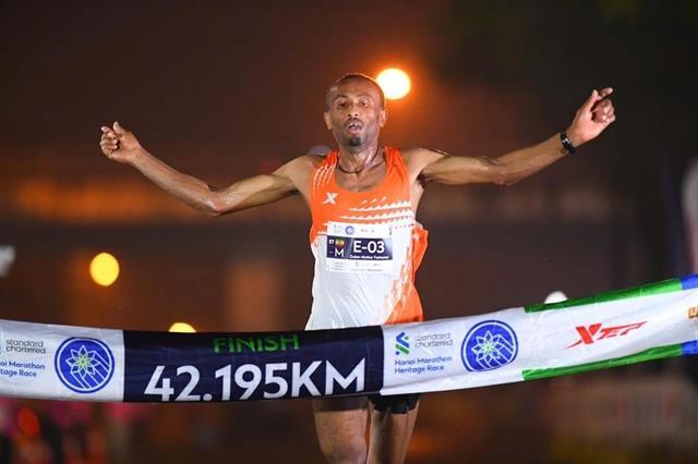 Ethiopian runners triumph at Standard Chartered Hà Nội Marathon - Heritage Race 2025