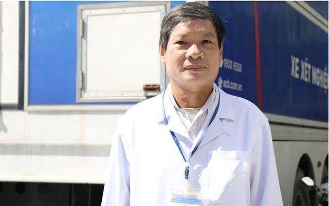 A doctor helps people with HIV be confident in life