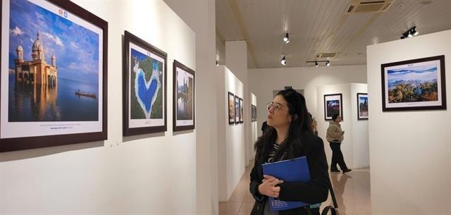 Photo exhibition spotlights Việt Nam-Indonesia friendship

