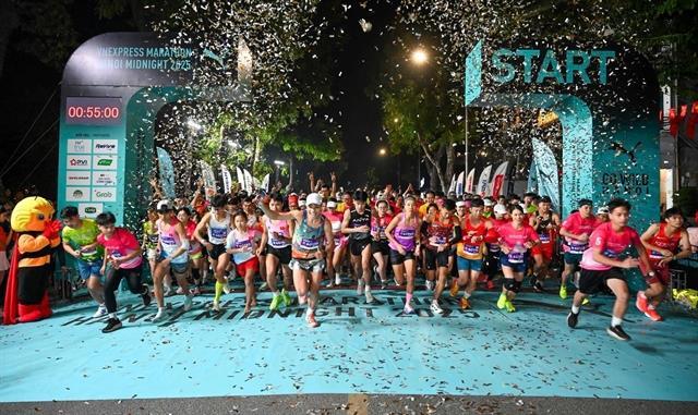 Kenyan Kemboi, Vietnamese Lệ triumph at midnight marathon


