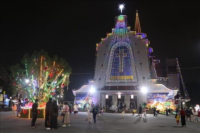 Huế glows with warmth, solidarity as Christmas season arrives

