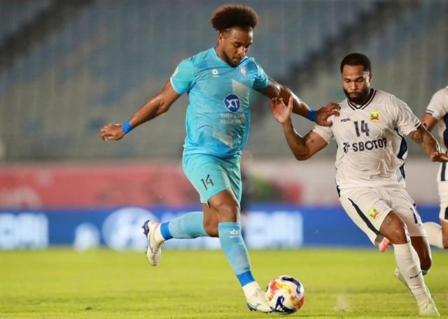 Xuân Son hat trick leads Nam Định to victory against Shan United