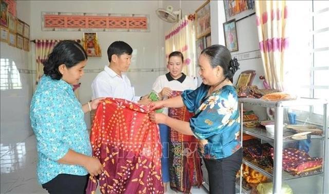 Khmer brocade weavers breathe new life into centuries-old craft