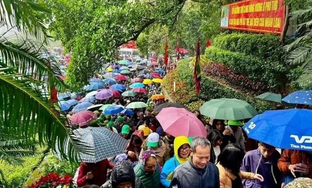 Tens of thousands visit Hùng Kings Temple ahead of commemoration day
