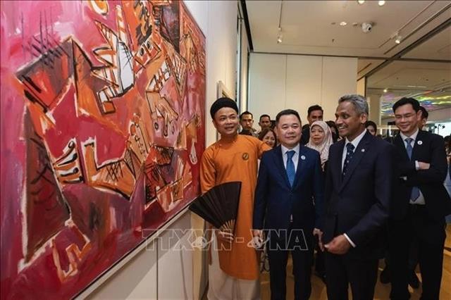 Vietnamese artist paintings displayed at exhibition promoting ASEAN connection