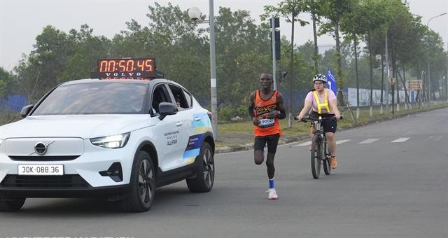 Njogu sets marathon record, Lệ runs fastest in career at Volvo All-star event

