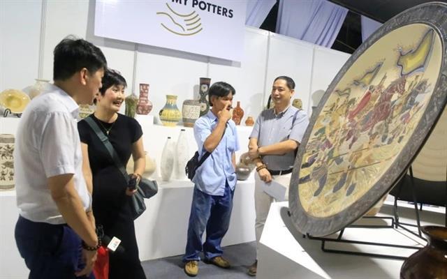 Ceramics and hot air balloons light up Đồng Nai