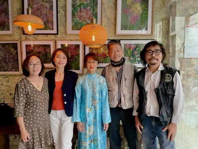 Individual photo and painting exhibition debuts in France