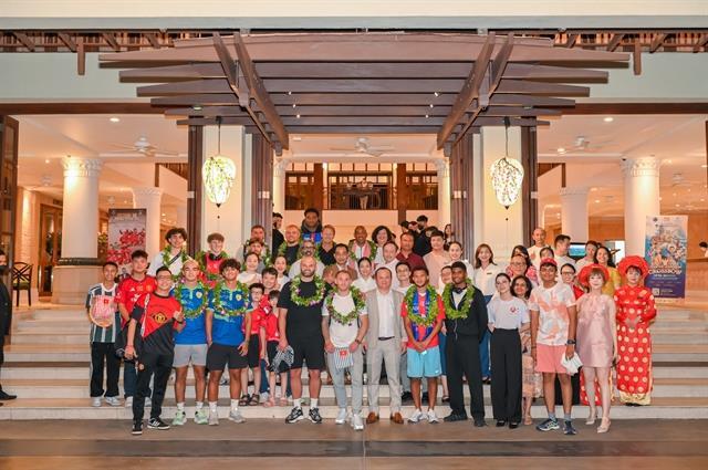 Ex-Manchester United footballers arrive in Đà Nẵng