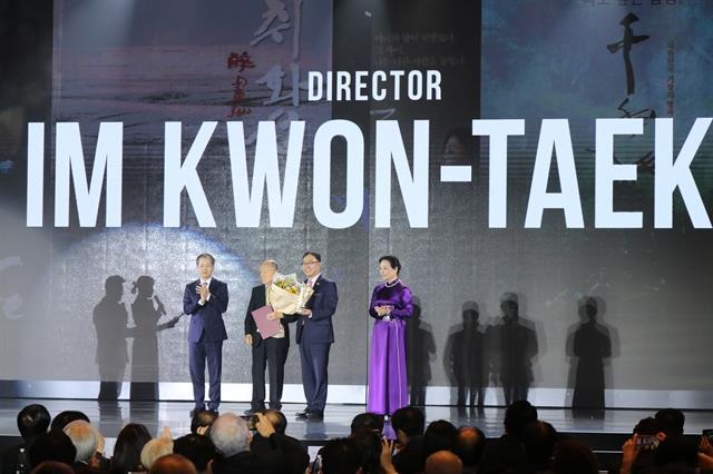 Korean director Im Kwon-taek honoured at Đà Nẵng Asian Film Festival 2025