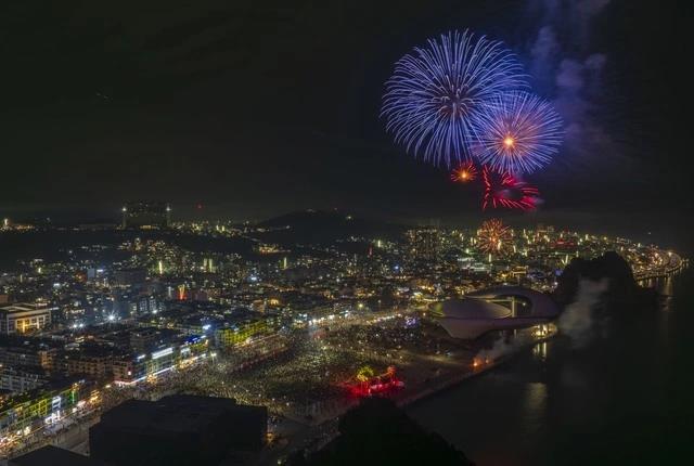 Hạ Longs new summer sensation: Fireworks Bay festival launches July 4