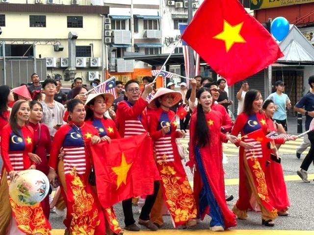 Art, áo dài strengthen Việt Nam–Malaysia friendship