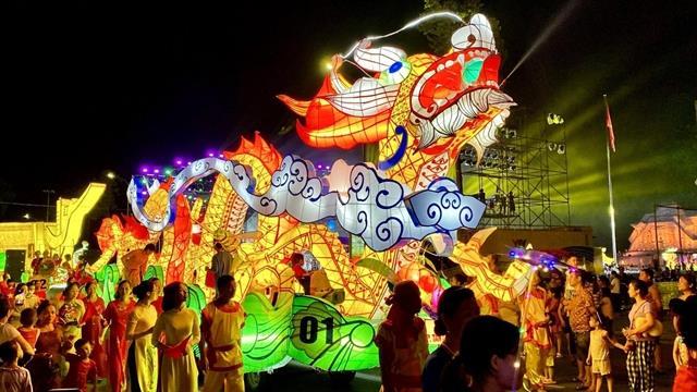 Lanterns light up Tuyên Quangs mid-autumn magic