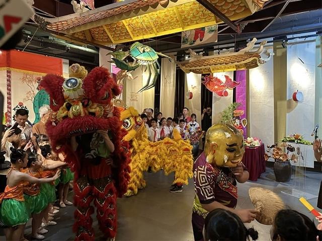 Mid-Autumn Festival entertains visitors in Old Quarter

