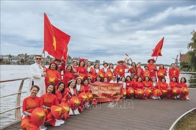 Áo dài parades mark Việt Nams 80th National Day in Netherlands, UK