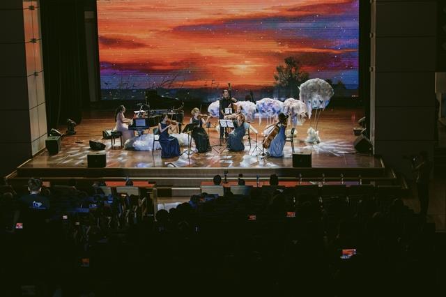 Healing charity concert impresses thousands