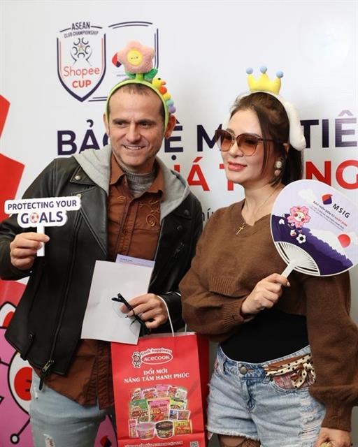 Shopee Cups trophy visits Việt Nam, supporters enjoy football fest

