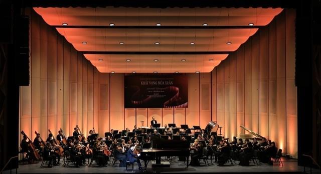 Artists blend national and world music to celebrate 14th Party Congress