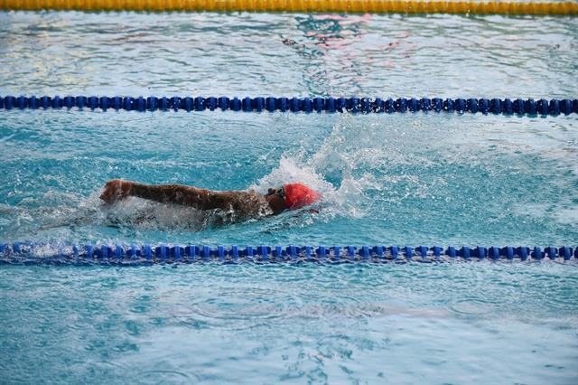 Khoa sets swimming record, Phượng lifts gold medal in Para Games