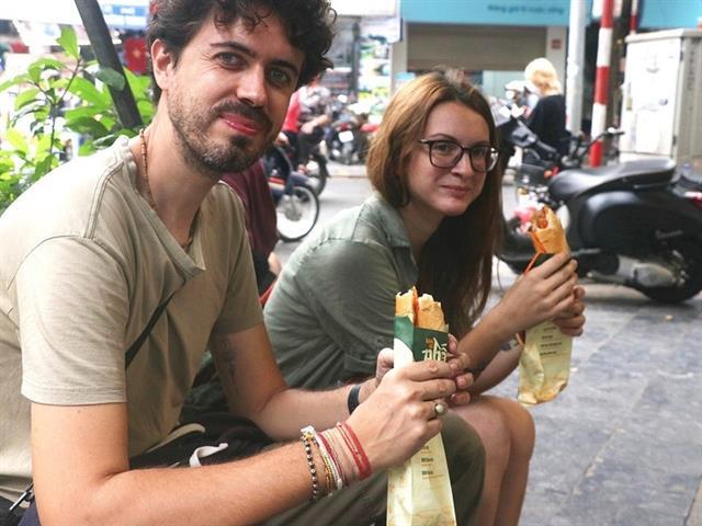 Foreign visitors captivated by Hà Nộis street food culture