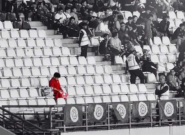 A true fan stays no matter the odds