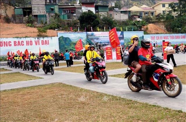 100 motorbikes conquer Mã Pí Lèng Pass to promote safe travel