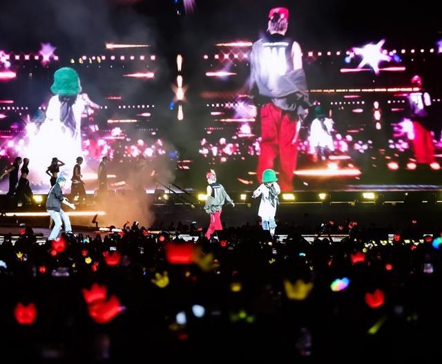 Fans leave BIGBANG in awe at Hà Nội concert