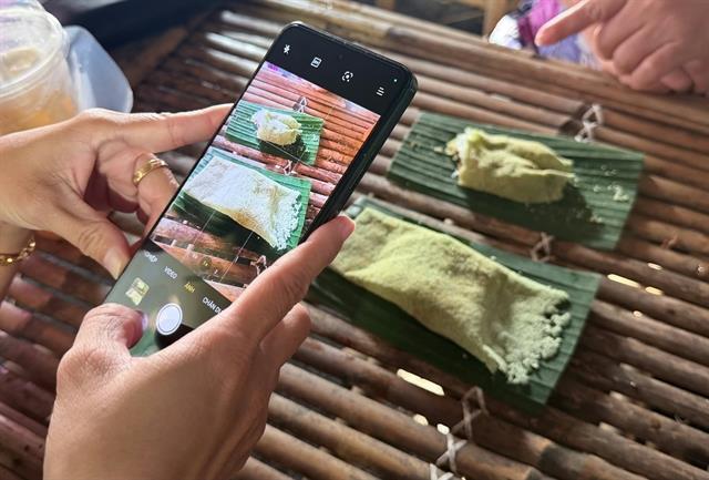 Rây, a unique cake of An Giangs Khmer people