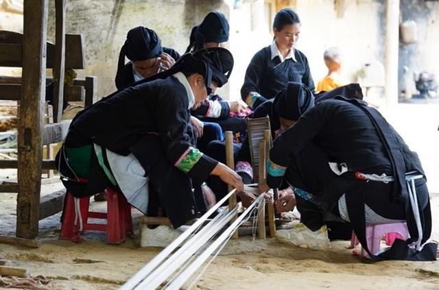 Weaving the unique heritage of the Thu Lao
