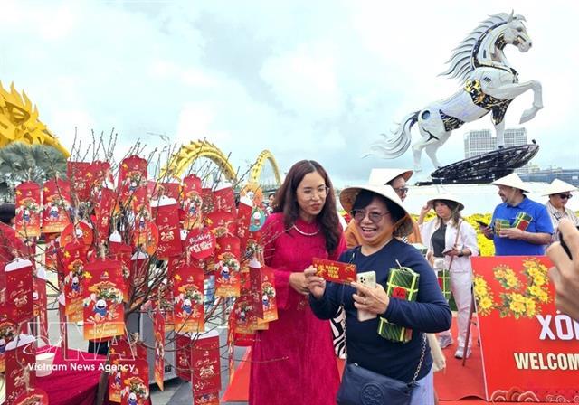 Đà Nẵng bustles with international arrivals at start of Lunar New Year