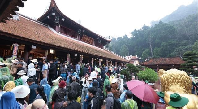 Pilgrims peak as Hương Pagoda Festival surges