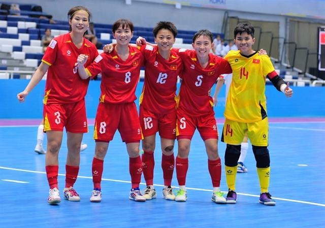 Việt Nam aim to keep title hopes alive