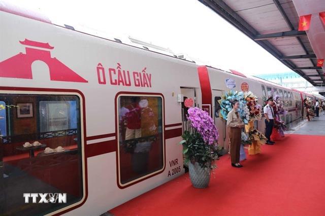Australian writer shares impressions of Hà Nộis Five City Gates tourist train