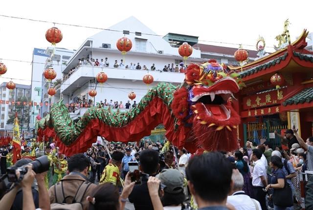 Lantern festival lights up Chợ Lớn