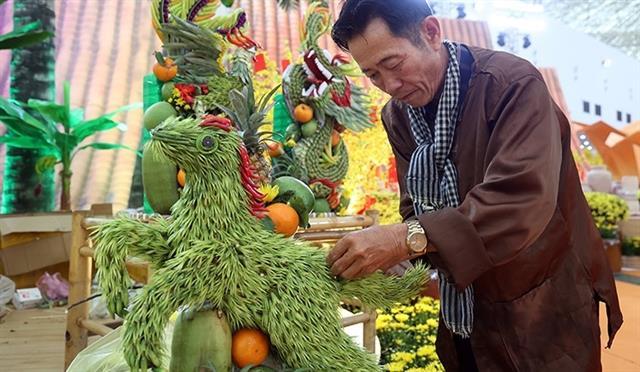 Artisans produce sculptures shine at Spring Fair