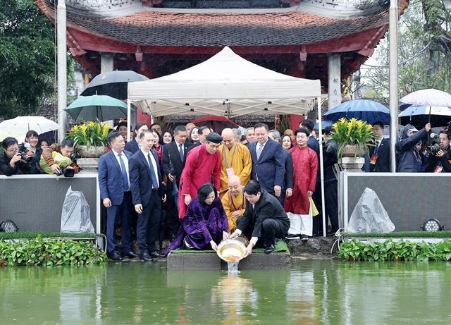 State President, overseas Vietnamese offer incense at ceremony in Hà Nội