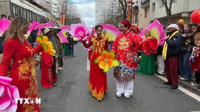 Vietnamese culture shines at Frances largest Lunar New Year parade

