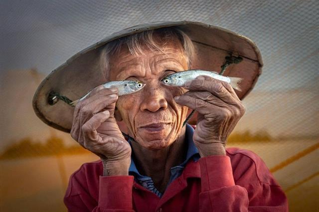 Fish eyes in Hội An nets top portrait award