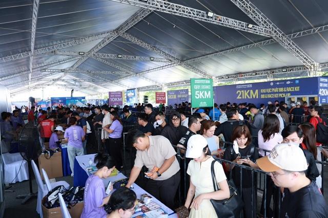 VnExpress Midnight Marathon draws over 13,000 runners in HCM City