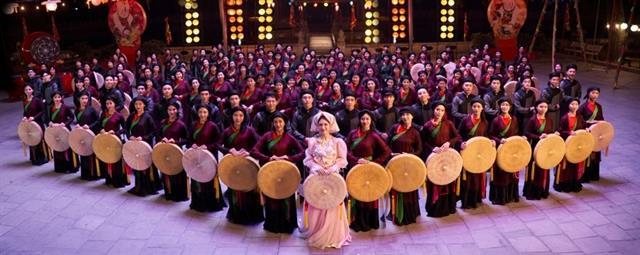 Soobin, Hòa Minzy become first ambassador duo of 20th Devotion Awards

