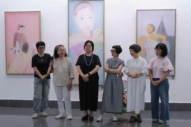 Silk painting exhibition weaves love for life