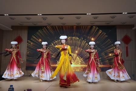 Xinjiang woos Vietnamese tourists with cultural showcase
